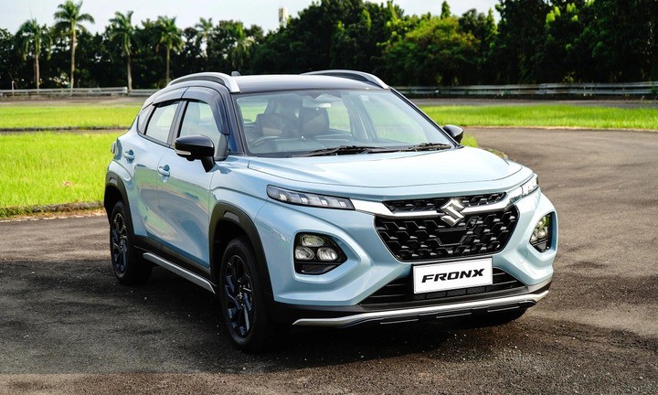 Suzuki XL7 hybrid (trái) và Suzuki Fronx hybrid (phải).