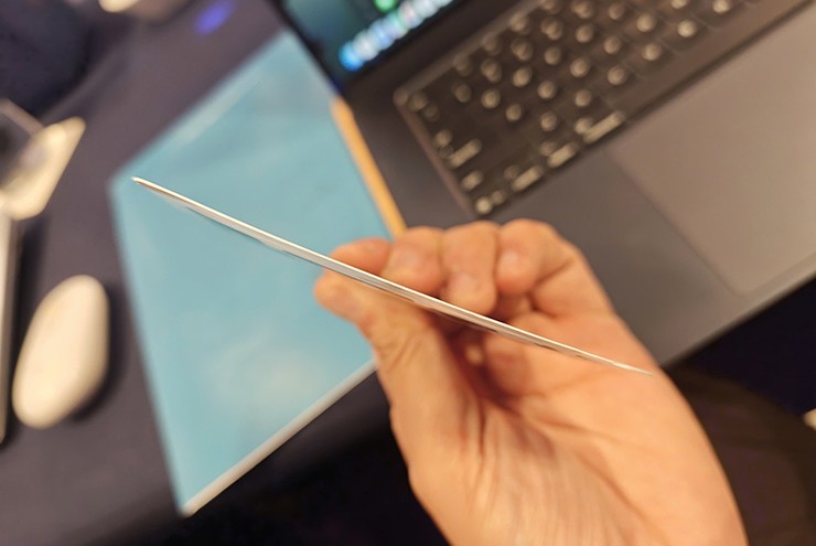 Kích thước mỏng ấn tượng của pin. Kích thước mỏng ấn tượng của pin.