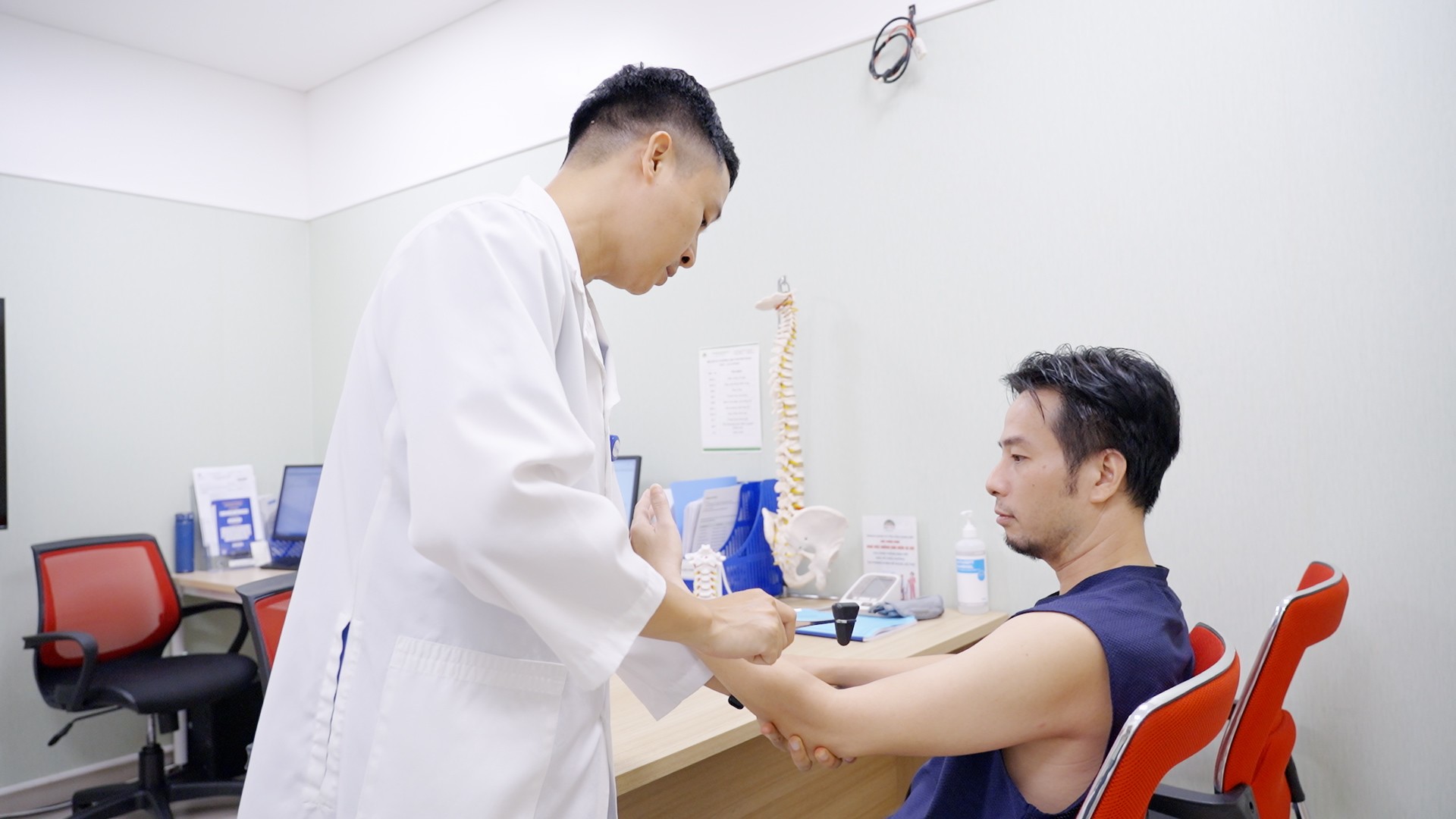 BSCKI. Đinh Văn Hào thăm khám cho người bệnh