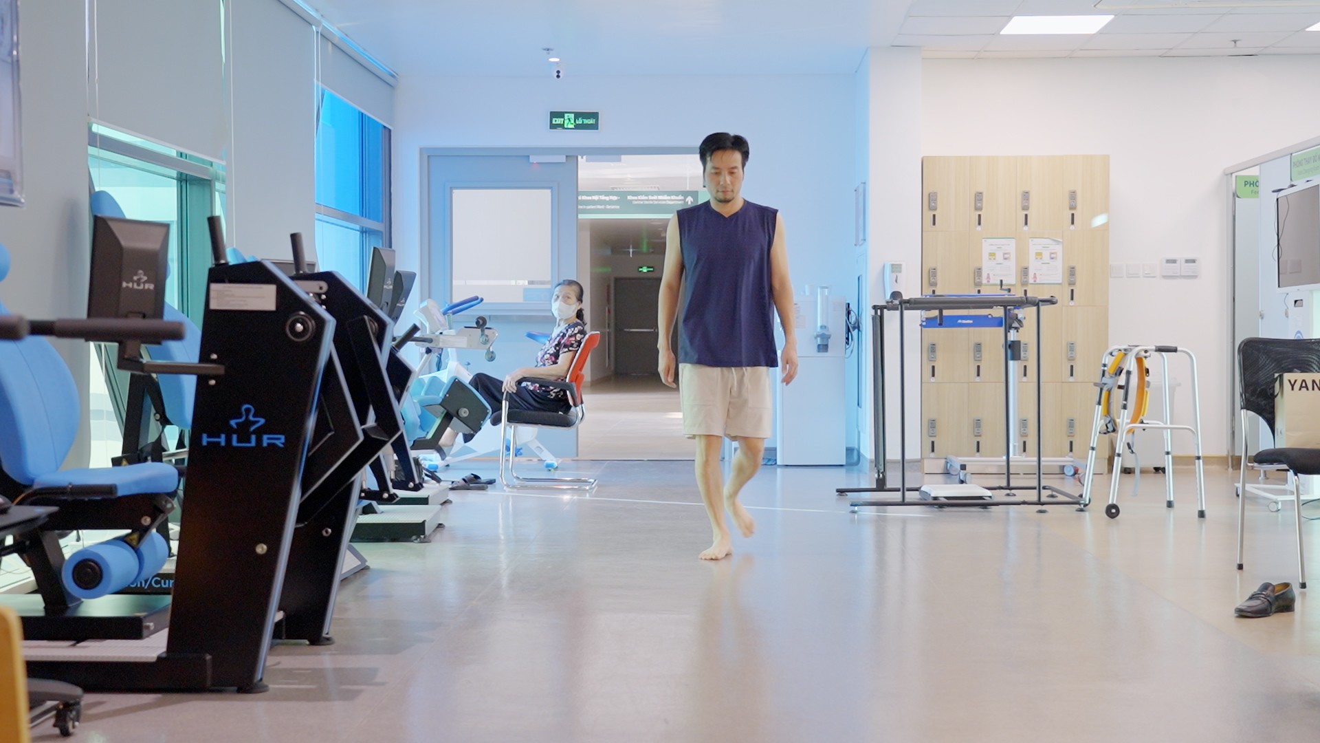 Người bệnh đi lại bình thường sau liệu trình tập phục hồi chức năng