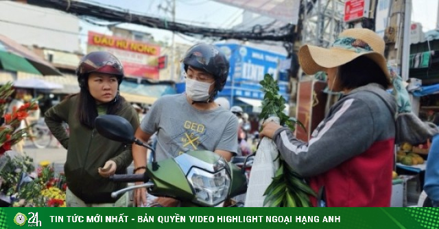 Xăng đắt đỏ, nhiều gia đình tính toán từng chuyến xe, từng bữa ăn