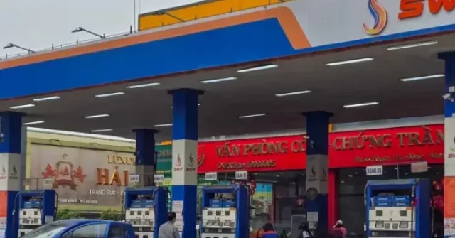 Cây xăng vắng vẻ khi giá giảm, nhiều người ung dung 'đổ đầy bình'