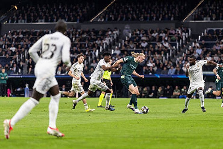 Haaland luôn bị bao vây bởi 3-4 cầu thủ Real Madrid