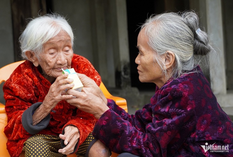 Cụ bà 115 tuổi ở Nghệ An từng được chuẩn bị hậu sự, 11 ngày sau hồi phục bất ngờ - 4