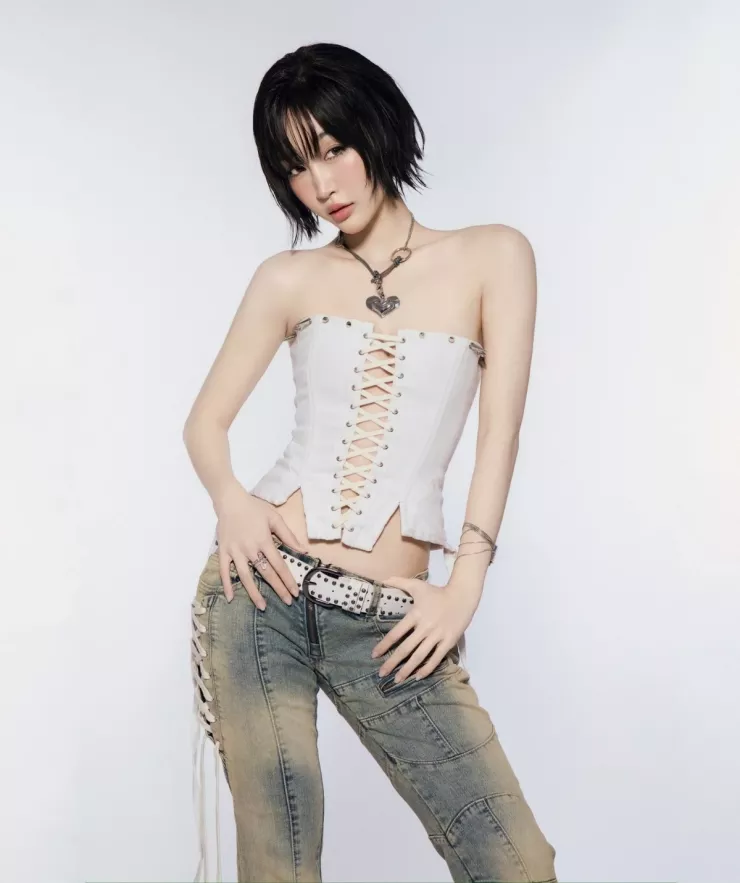 Juky San chăm mặc crop top khoe eo 57 cm - 1