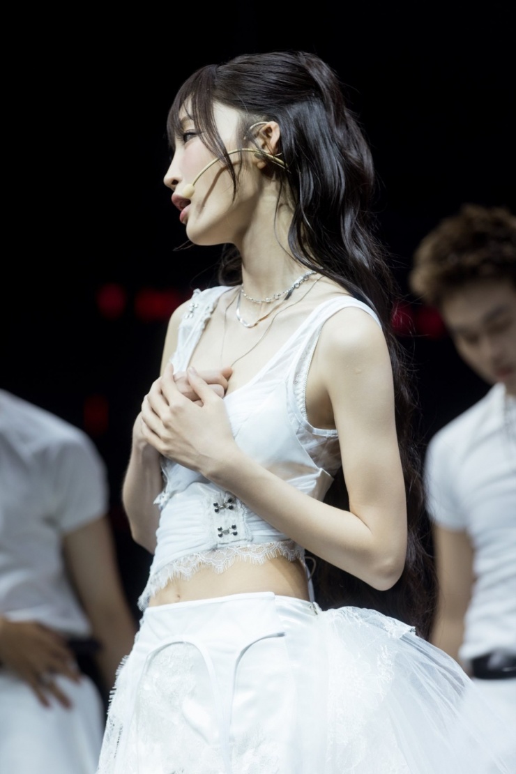 Dịp ra mắt album Đẫm tình, gồm 11 ca khúc do Juky San chấp bút, cô chọn áo tank top phối ren vạt chéo lên sân khấu.