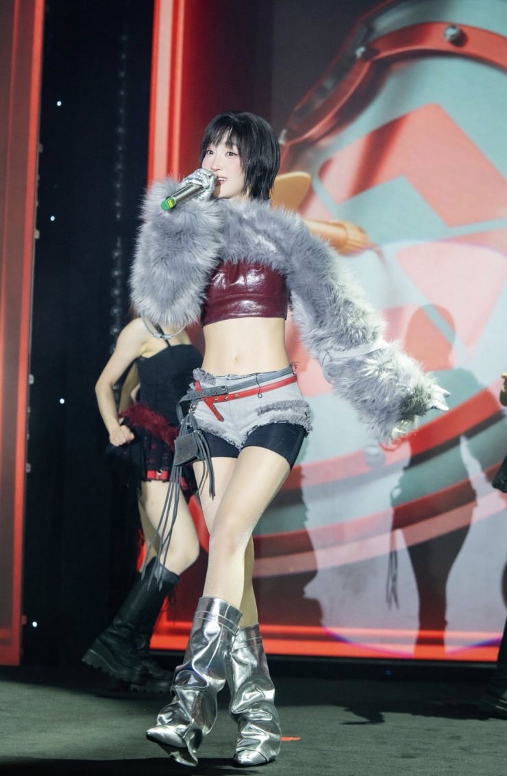 Sau đó, ca sĩ tiếp tục lựa chọn những trang phục có thiết kế tương tự khi tham gia loạt sự kiện quảng bá sản phẩm.