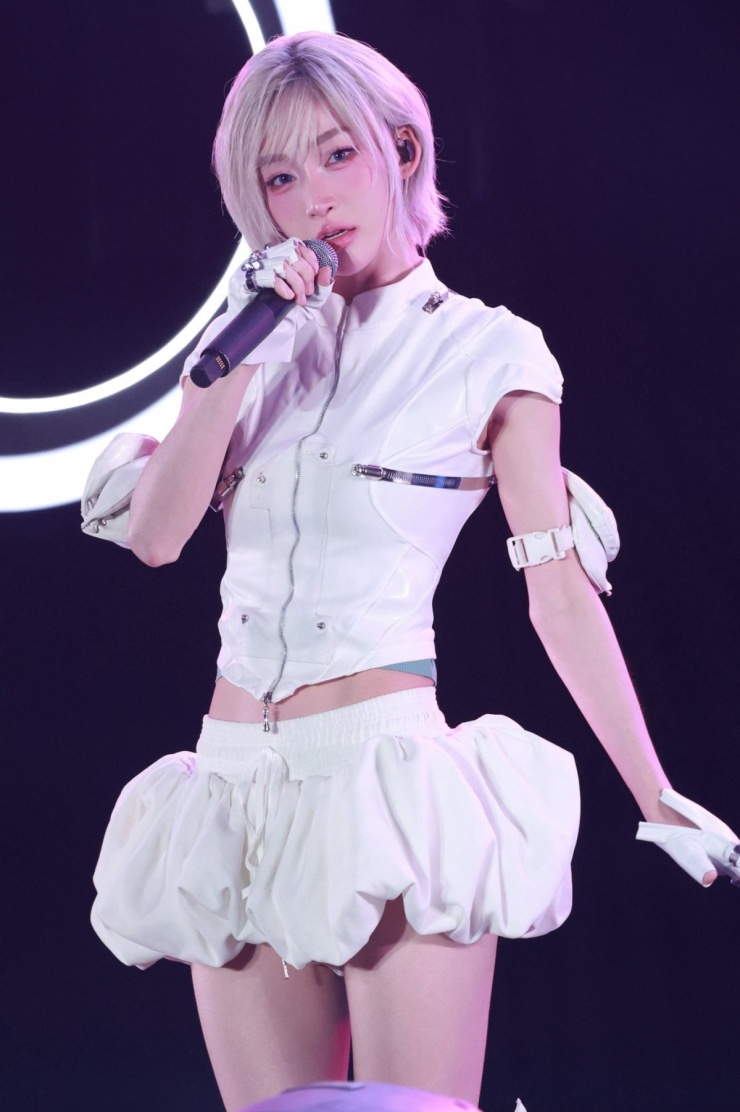 Bộ trang phục lấy cảm hứng từ hình ảnh chiến binh trong thế giới ảo, được cho là kén vóc dáng, nhưng lại phù hợp với hình thể 'mình hạc xương mai' của Juky San.