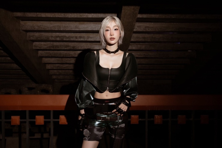 Theo Juky San, các ca khúc trong album Đẫm tình mang giai điệu huyền bí, ca từ giàu cảm xúc, nhờ đó cô có thêm nhiều ý tưởng khi lựa chọn trang phục biểu diễn.