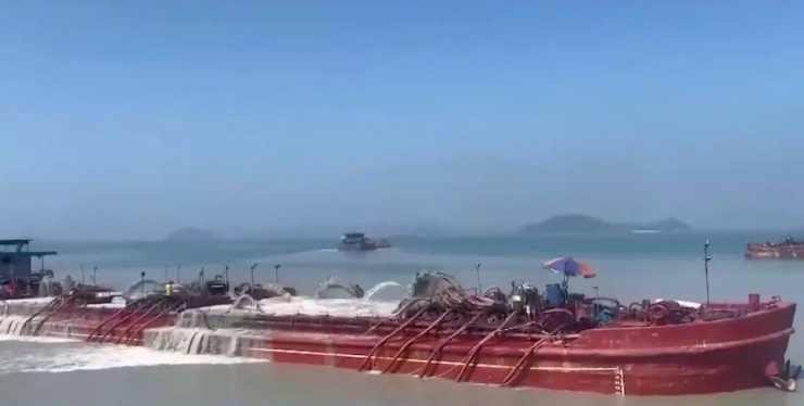 Hình ảnh những con tàu lớn khai thác cát với dàn máy khủng của Quan Minh sục thẳng ống xuống biển Vân Đồn (Quảng Ninh).