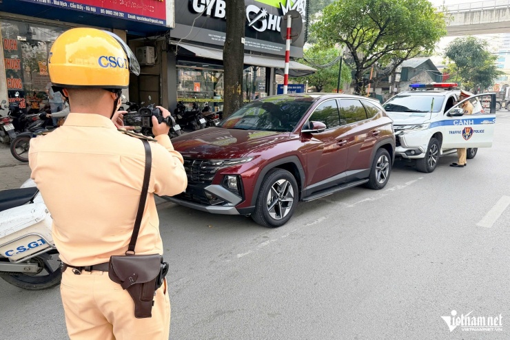 Tài xế chây ì đỗ nơi có biển cấm ở Hà Nội, CSGT xử lý cả Lexus LX600 và xe lu - 3
