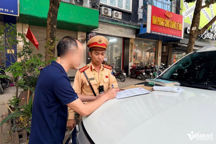 Tài xế chây ì đỗ nơi có biển cấm ở Hà Nội, CSGT xử lý cả Lexus LX600 và xe lu - 4