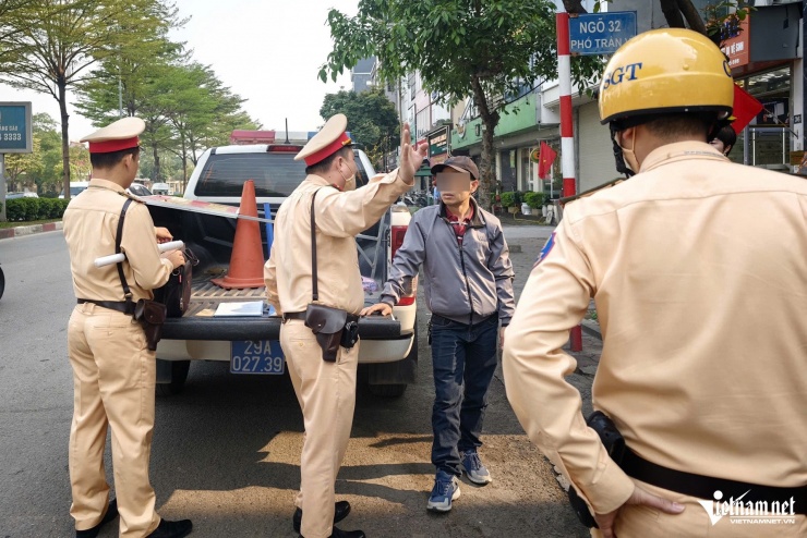 Tài xế chây ì đỗ nơi có biển cấm ở Hà Nội, CSGT xử lý cả Lexus LX600 và xe lu - 7