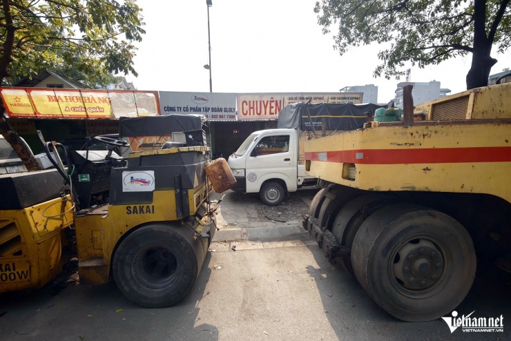 Tài xế chây ì đỗ nơi có biển cấm ở Hà Nội, CSGT xử lý cả Lexus LX600 và xe lu - 11