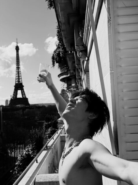 Ca sĩ Ju Yeon đăng ảnh từ Paris, nơi anh tham dự show thời trang mùa đông của Balenciaga trong khuôn khổ Tuần lễ thời trang Paris. Nhiều người bàn tán về việc anh để lộ vùng lông dưới cánh tay, cho rằng điều này không phù hợp.