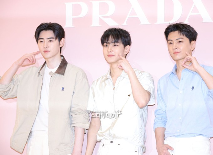 Các thành viên Jungwon, Sunghoon và Jay của nhóm Enhypen tạo dáng chụp ảnh tại sự kiện khai trương Prada White Sun, được tổ chức tại Avenuel thuộc chi nhánh Lotte Department Store Jamsil ở Seoul vào chiều ngày 12/3. Vẻ đẹp trai của các thần tượng khiến fan thích thú.