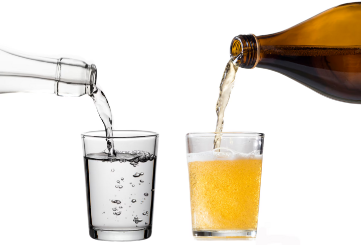 Nhiều người có thể nhanh chóng nốc cạn chai bia nhưng không lại chật vật mãi mới hết chai nước lọc. (Ảnh: GettyIMG)