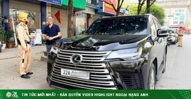 Tài xế chây ì đỗ nơi có biển cấm ở Hà Nội, CSGT xử lý cả Lexus LX600 và xe lu