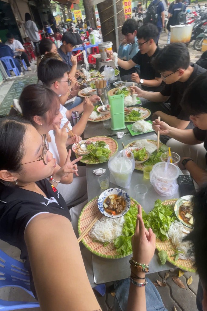 Giang chia tiền thành từng mục chi cụ thể và thường kiểm tra lại trước khi mua sắm.