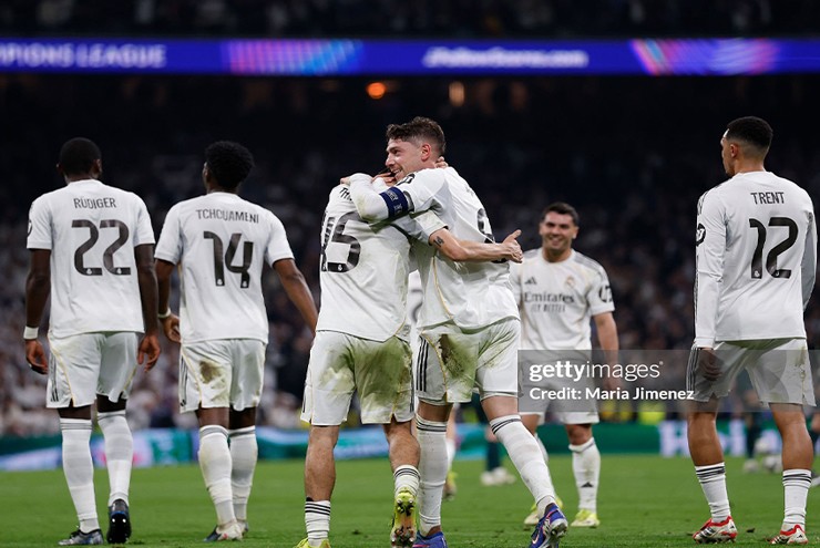 Antonio Rüdiger, Trent Alexander-Arnold, Aurélien Tchouaméni và Federico Valverde ăn mừng sau khi ghi bàn.