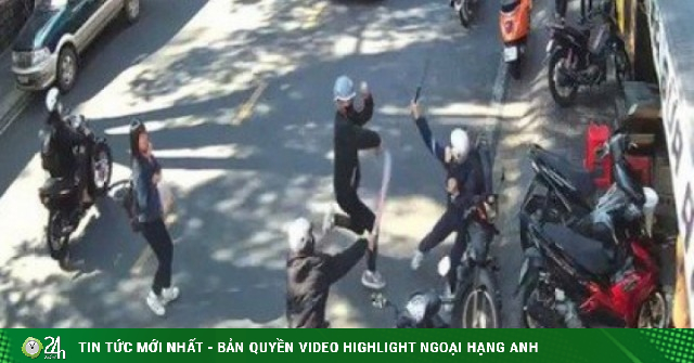 Nhóm học sinh 'truy sát' nhau trước cổng trường