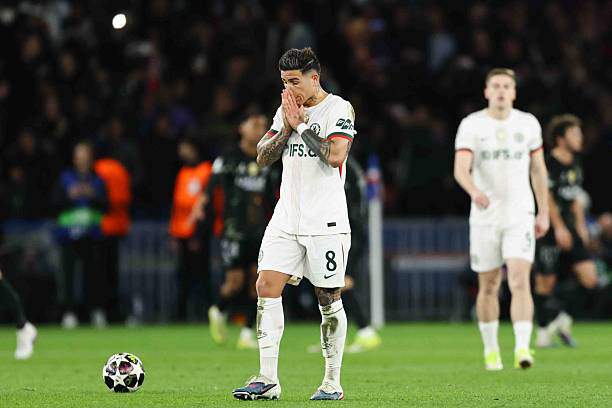 Chelsea đặt một chân ra khỏi Cúp C1 và vẫn đang phải chiến đấu cho tấm vé trở lại giải này mùa sau