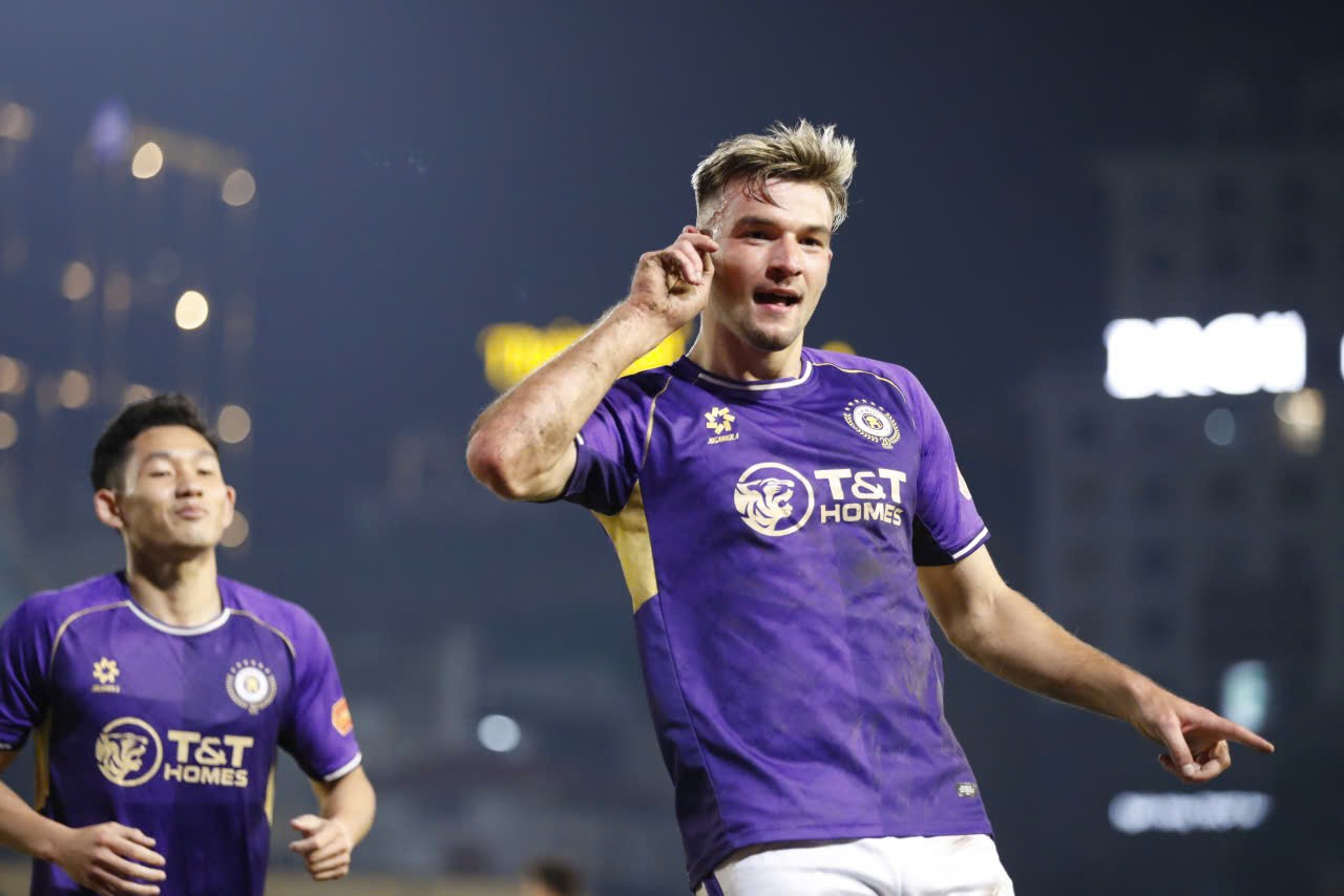 Hai Long và Fisher góp mặt trong 3 bàn thắng của Hà Nội ở hiệp 2