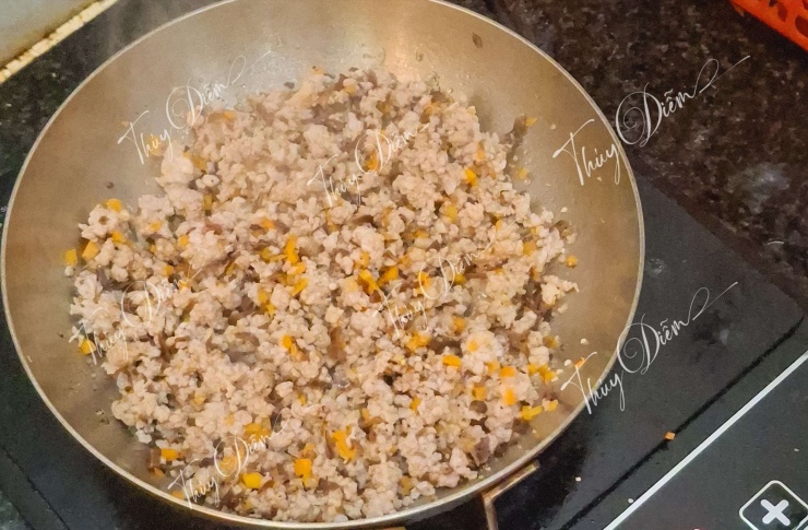 Xào nhân thịt, cà rốt, nấm mèo