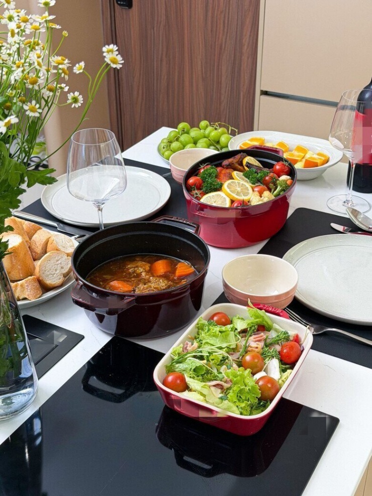 Tại Việt Nam, một chiếc nồi này thông thường có giá dao động từ 4 đến 8 triệu đồng/chiếc. Với số lượng mà Kỳ Duyên sở hữu, tổng giá trị bộ sưu tập này ước tính lên đến vài chục triệu đồng.