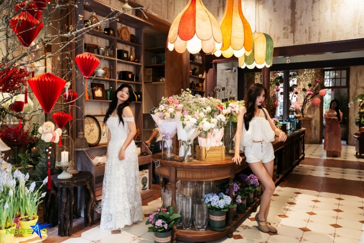 Quán cà phê ngập hoa tươi và cây xanh thành điểm 'sống ảo' của nàng thơ - 2