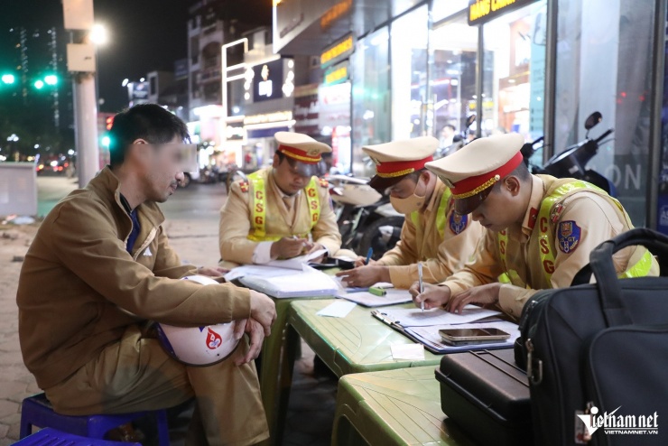 Vi phạm nồng độ cồn lần 2 trong tháng, người đàn ông bỏ xe rời hiện trường - 4