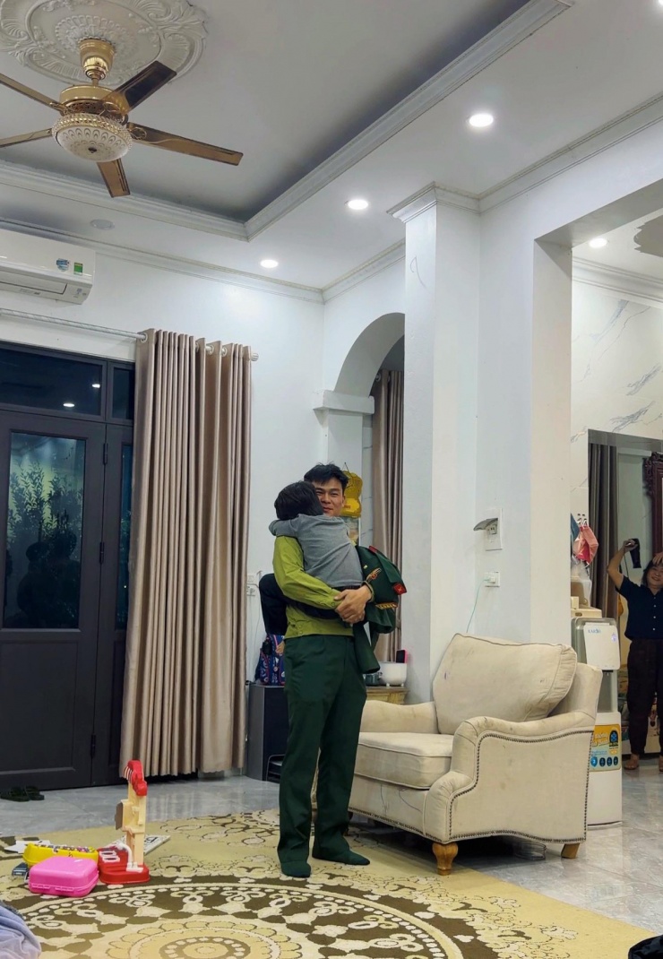 Không chỉ chia sẻ những bức ảnh khoe hạnh phúc đôi lứa, Hòa Minzy còn tiết lộ khoảnh khắc đời thường của Văn Cương và bé Bo tại nhà riêng. Theo nguồn tin thân thiết ca sĩ, tổ ấm hiện tại của Hòa Minzy và Văn Cương cũng chính là ngôi nhà hai tầng gia đình ca sĩ đang sinh sống tại Bắc Ninh.