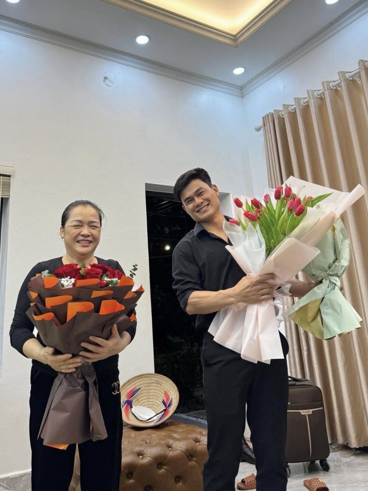 Tổng thể nội thất trong căn biệt thự hướng đến sự ấm áp, gần gũi, phù hợp với không gian sum họp của gia đình.