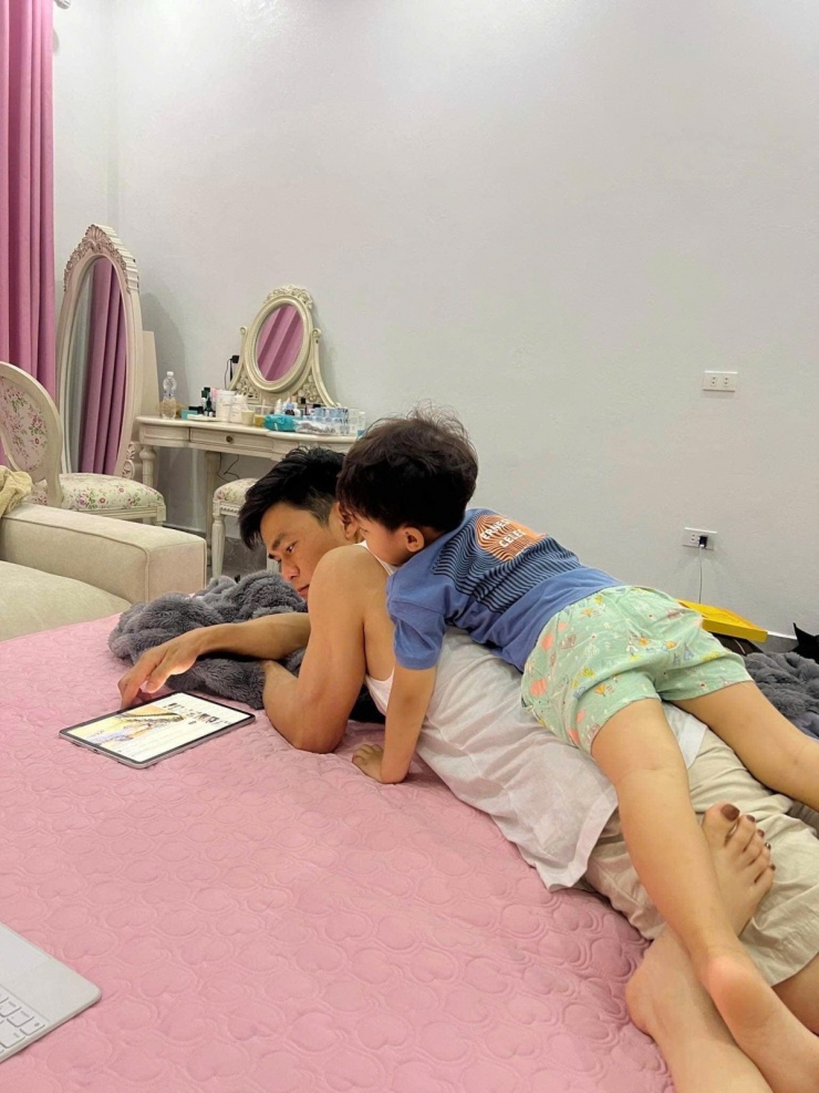 Phòng ngủ mang tông kem - hồng, đồng bộ từ giường đến bàn trang điểm, tủ quần áo và ghế salon. Nội thất được thiết kế theo phong cách hoàng gia châu Âu, tạo cảm giác sang trọng và ấm áp.