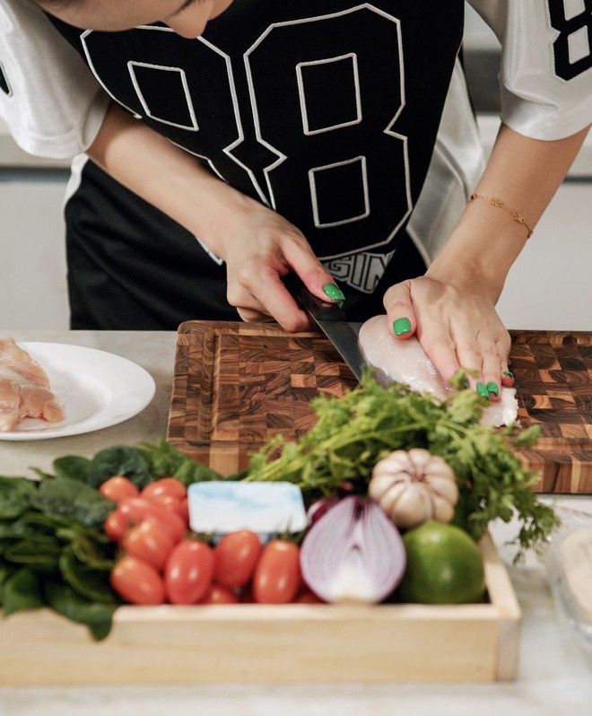 Hoa hậu Kỳ Duyên khiến người hâm mộ trầm trồ khi làm tiệc tại gia - 14