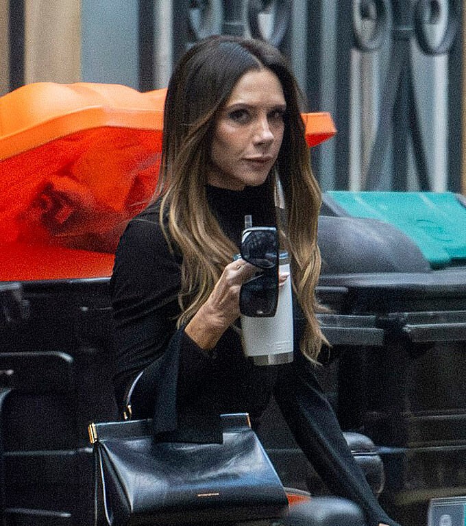 Bà Becks diện trang phục toàn màu đen khi xuống phố hôm 12/3. Ảnh: GoffPhotos