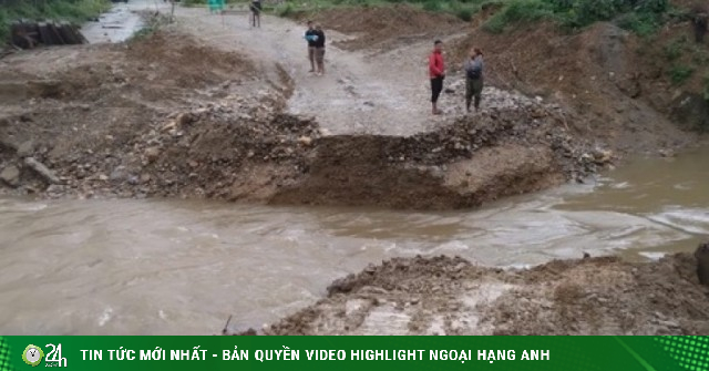 Mưa lớn, nước sông dâng cao cuốn phăng cầu tạm ở Đà Nẵng