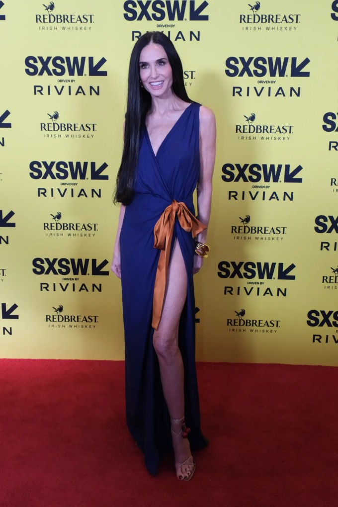 Thiết kế giúp bà mẹ ba con khoe chân dài, vóc dáng trẻ trung, quyến rũ.