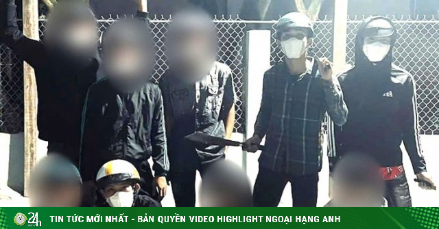 Nhóm thanh niên vô cớ chém người rồi chụp hình 'lưu niệm'