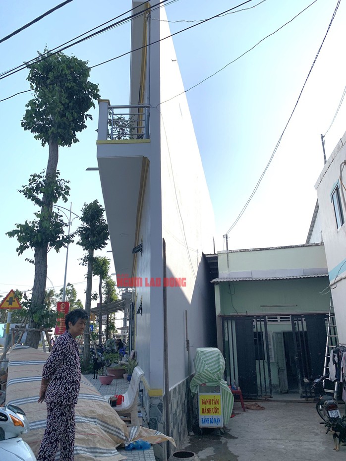 Căn nhà nhìn nghiêng như một bức tường