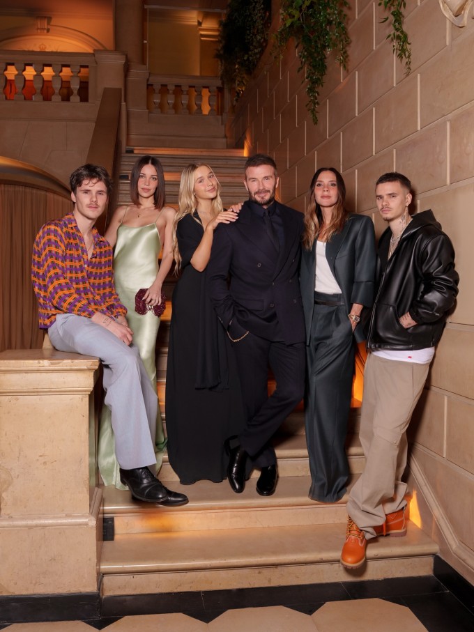 Harper chụp hình cùng gia đình tại show thời trang hôm 6/3 của mẹ tại Paris Fashion Week.