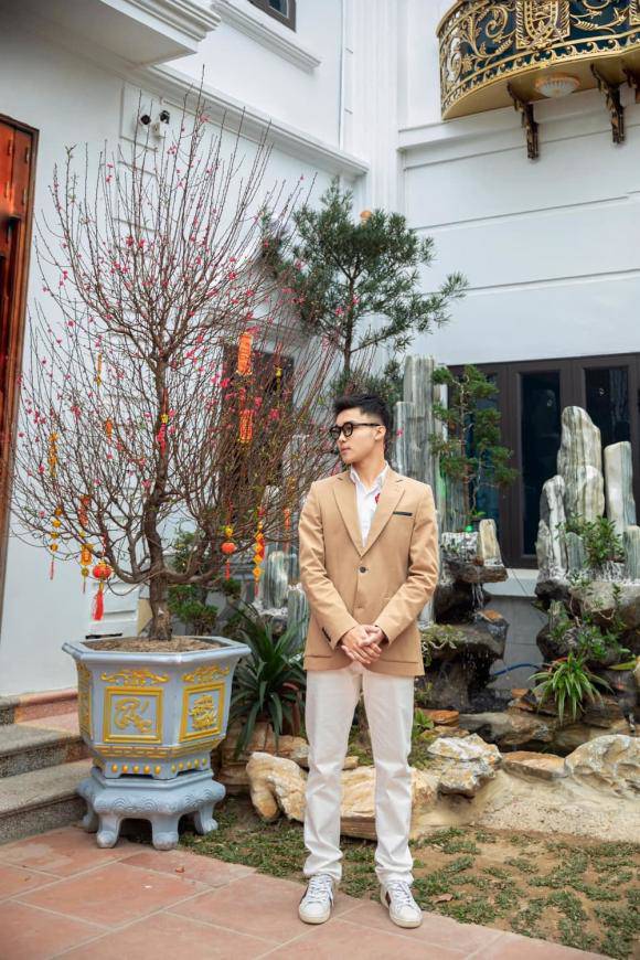 "Cảm ơn nhà tài trợ Hòa Minzy tài trợ từ A đến Z. Tài trợ cả ngôi nhà to đùng mới xây cho bố mẹ ở quê. Gia đình mình tự hào về em".