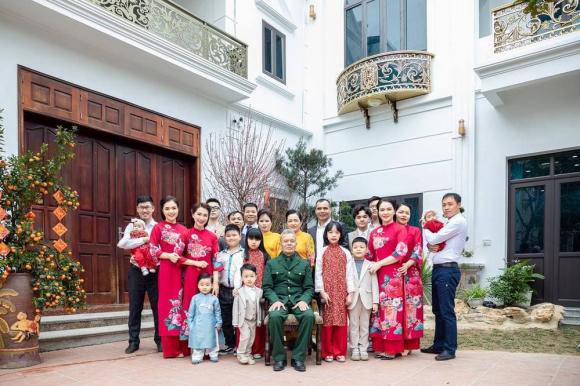 Vào dịp Tết nguyên đán 2022, bố mẹ của Hòa Minzy đã cùng con cháu đón năm mới trong biệt thự vừa xây xong tại Bắc Ninh.