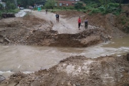 Mưa lớn, nước sông dâng cao cuốn phăng cầu tạm ở Đà Nẵng