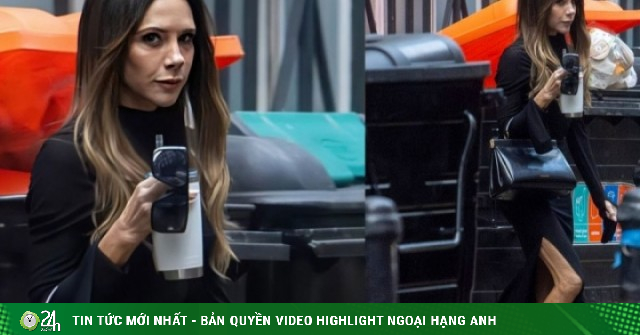 Victoria Beckham lộ chân gân guốc, nhăn nheo khi diện váy xẻ cao