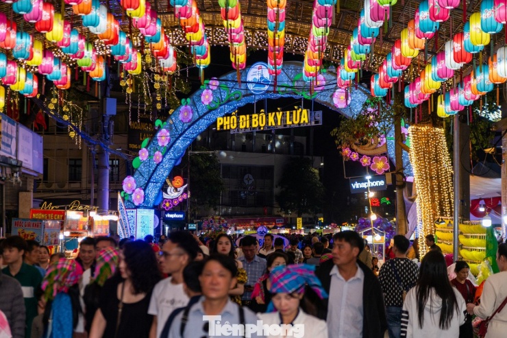 'Biển người' trẩy hội Lạng Sơn - 9