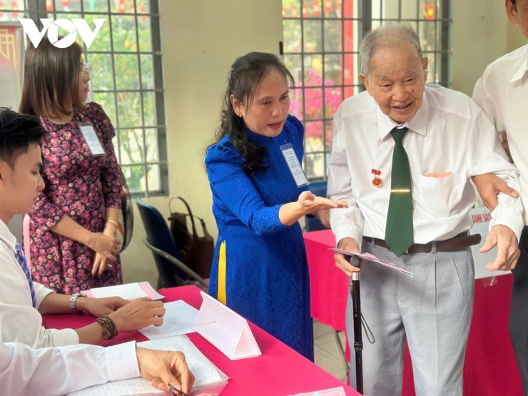 Ông Nguyễn Văn Tàu rất vui và tự hào khi thực hiện quyền lợi chính trị của mình - đi bầu cử