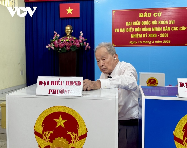 Ông Nguyễn Văn Tàu tự tay bỏ lá phiều của mình