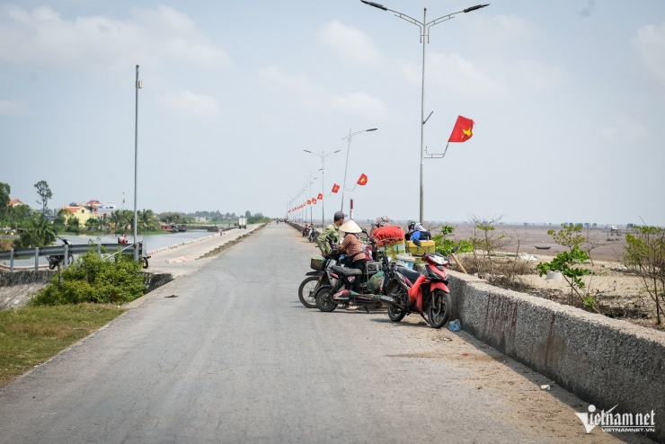 Cảnh khác lạ tại bến cá nổi tiếng Ninh Bình - 6