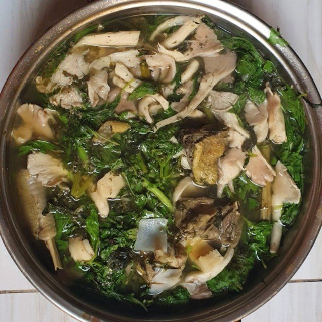 Bạn có thể làm cho bữa ăn gia đình thêm phần hấp dẫn và đặc biệt với món lẩu gà lá é ngon tuyệt.